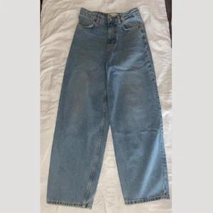 Vida jeans från Zara - Vida jeans från Zara i stl 36. Använda fåtal gånger=nyskick :)  Modellen heter Noki och går inte längre att få tag på. 100kr+frakt🥰