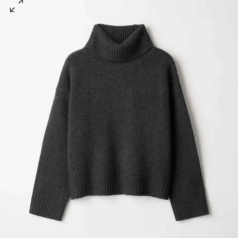 Säljer en superfin cashmere tröja från softgoat! Skriv för egna bilder. Nypris: 3195 kr. Stickat.