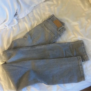 Gråa jeans med slits  - Jättefina och jättesköna gråa jeans från zara i storlek 34. Jag säljer dessa då de inte passar mig. Skriv vid frågor❤️