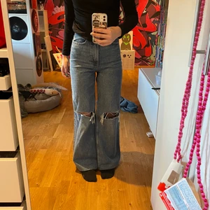 Jeans med hål  - Baggy högmidjade jeans med hål, använda 2 ggr, bra skick! 