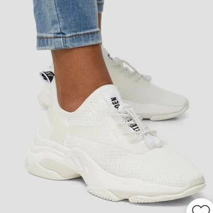 Steve Madden skor st 38 - Vita Steve Madden skor använda 1 gång storlek 38💗Jätte fina att ha nu på hösten💗 (Fösta bilden är lånad)