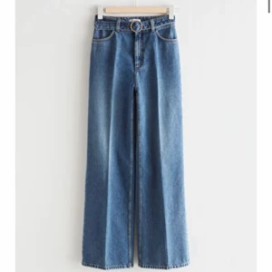 Belted Flared Jeans storlek 36 - Använda ca 2 gånger. Från Other Stories