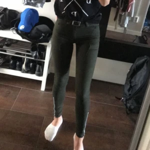 Jeans  - Jeans från Dr denim med dragkedja nertill.  XS