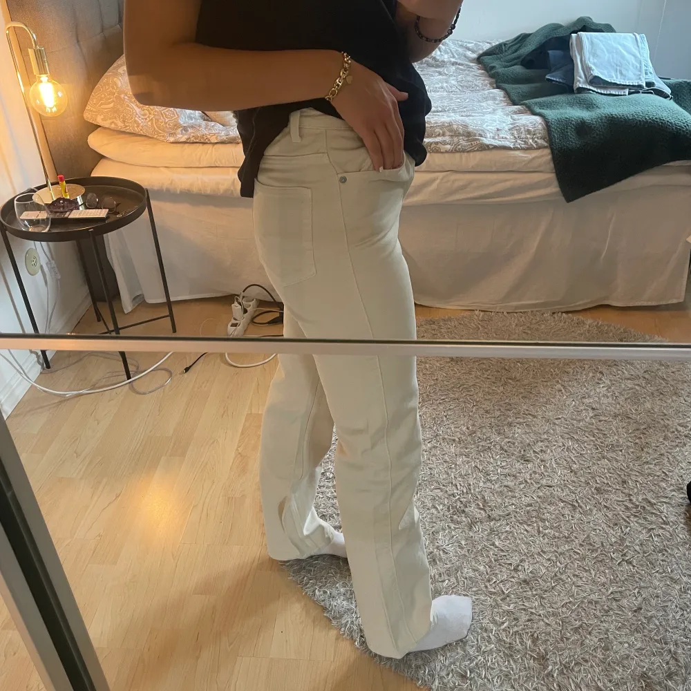 Beige/vita jeans från Weekday storlek W25 L32, passar mig som oftast bär S och är ca 170 lång, passar lite kortare/lite längre🥰. Jeans & Byxor.