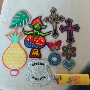 Tygmärken - Tio stycken olika tygmärken, tror de flesta är påstrykningsbara men såklart bäst att sy på. Snyggt exempelvis på bakfickan på jeansen! 25 kr för de större, 15 för de mindre, 80 för allihopa.