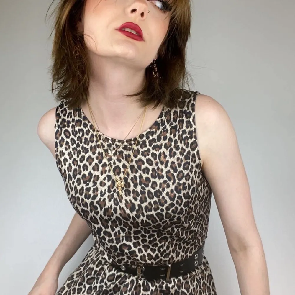 Edgy leopardprintad klänning som lika väl går att använda som topp eller kjol. Nästintill oanvänd.🖤  Köpare står för frakt. Mötas upp, Swish eller direktbetalning via appen funkar!. Toppar.