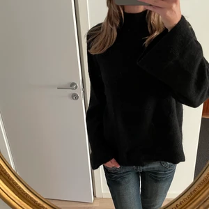 Svart stickad tröja  - En mysig svart stickade turtleneck med utsvängd ärm. Köpt från other stories för ca600kr. 