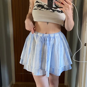 Kjol - Jättesöt puffig kjol från weekday som inte är min stil och därför säljs. Endast använd 1 gång, köpt för 350 <3 säljer även en svart