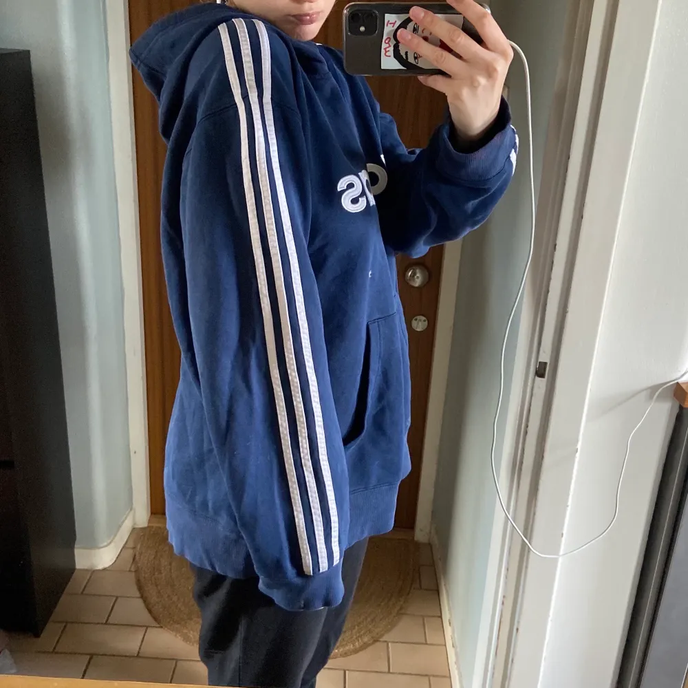 Såååå najs stor vintage hoodie från Adidas, köpt på beyond retro för runt 500. Älskar den men behöver verkligen plats. Möts i Stockholm eller skickar mot fraktkostnad <3. Hoodies.