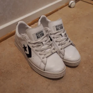 Converse sneakers - Varsamt använda converse sneakers, köpta förra året pris då (1200 kr). Vill ha 380 kr för dem, storlek 37.