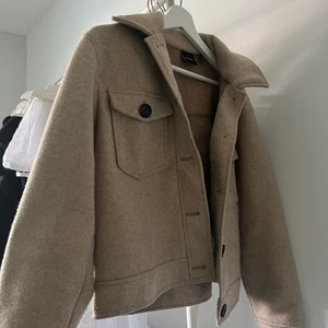 Höst Jacka - En höst jacka från vero Moda i storlek M 250kr + frakt  Vill bara meddela att den är lite nopprig men den är knappt använd.