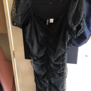 Klänning Svart H&M - En festig klänning,svart stretchig. Har aldrig använt den man kan säga att det är ny❤️