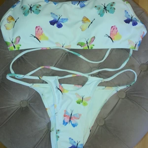Bikini - Säljer denna vita bikini med fjärilar från shein, har endast använt toppen ca 3 ggr💕