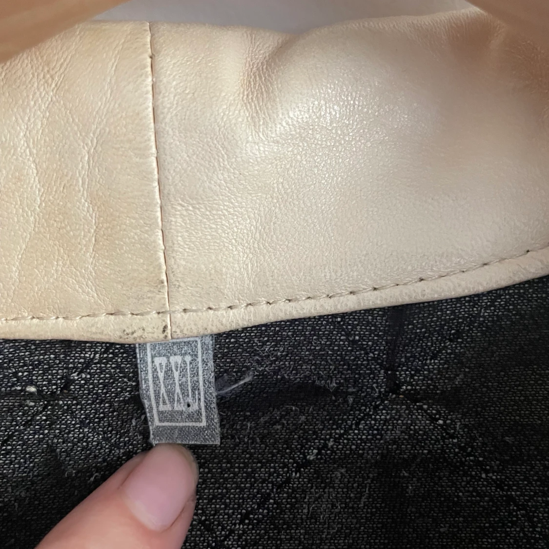 Vit/beige skinnjacka med coolt mönster - 90