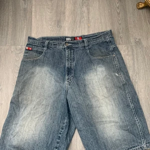 baggy jeans shorts  - så himla snygga jeansshorts, säljer för att jag har massa. köpt på beyonce retro för 360 men säljer billigare. använda en gång och de är tvättade. rätt så i storleken så de passar storlek 34. inga djur i hemmet❤️