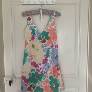 Klänning - Supersöt blommig klänning från asos. Supercool med ett par stövlar till💛