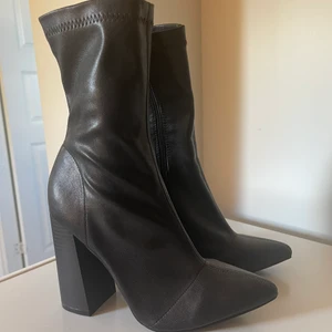 Klackskor strl 37 - Svarta oanvända klackskor i storlek 37. 