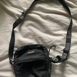 Supreme Messenger Bag SS18 - Köpt i New York våren 2018, sparsamt använd 8/10 cond