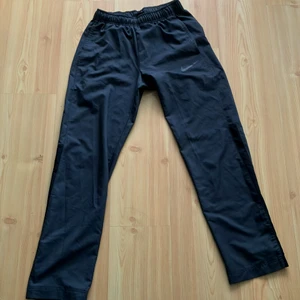 Nike dry pant  - Nike dry pant mörk gråa storlek s. Säljer för de är för små, nypris 550kr Säljer de för 199