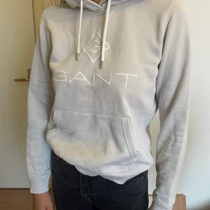 Beige hoodie från Gant. Varsamt använd. 