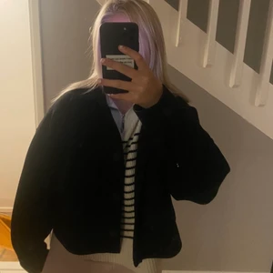 Kort kappa - En svart kort kappa, använt en gång så helt nytt sick, märks inte att den har varit använd en gång tidigare, köpte ny pris 500 säljer för 400.  