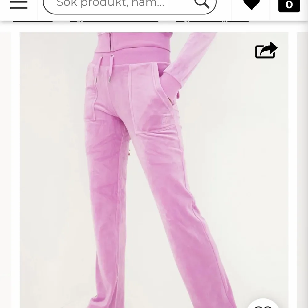 Säljer mina så snygga rosa juicy couture byxor, köpte dom för två veckor sen och andvändt dom en gång så dem är i extremt bra skick därav priset, skriv privat ifall ni vill ha fler bilder❤och som vanligt så kan pris diskuteras vid snabb affär!. Jeans & Byxor.