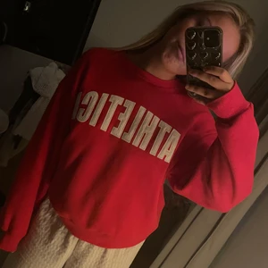 Röd sweatshirt  - Världens skönaste röda sweatshirt från Gina tricot. Så fin och verkligen så skön perfekt till vintern! Storlek XS❤️❤️