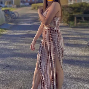 Snyggt brun sett  - Här säljer jag en skit snyggt brunt set! På första bilden bär jag kläderna och som ni ser är det öppet vid benen där framme och det sitter skit snyggt! Själv har jag fått skit mycket komplimanger på ljust detta set! 