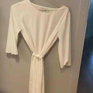 Dry Lake  - En fin klänning som endast är använd en gång, säljer nu denna för att jag inte har ansökning för den. Men den är jättefin, kan skicka fler bilder hur den sitter på mm om någon skulle vara intresserad🤗