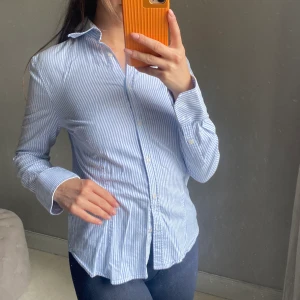 Randig skjorta  - Figursydd randig skjorta 🔎 Kika gärna mina andra annonser, rensat ut halva garderoben ⭐️ 5/5 i omdöme ⭐️ Få paket-pris💖