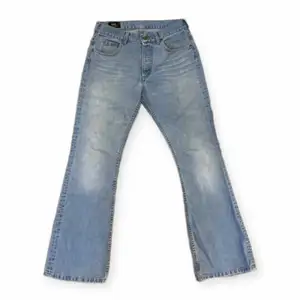 Bootcut jeans från Lee i ljusblåfärg med wash. Storlek 32-32. Good quality denim.