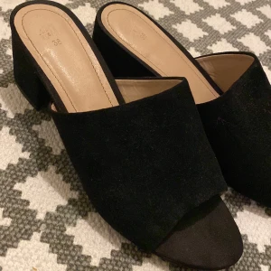 Svarta klackskor  - Snygga svarta klackskor !  Storlek 38 och är lätta att gå i !