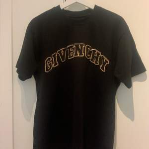 Säljer min T-shirt från Givenchy. Varan har använts men är fortfarande i bra skick. Storlek S men passar M då det är en relaxad modell. 