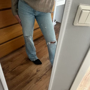 Mid Rise jeans  - Säljer dessa jeans från zara som är mid Rise och super snygga, använd 1 gång  