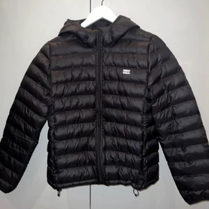 Oanvänd Levis jacka - Skriv privat för bilder hur jackan sitter på mig!  Nypris 1099 säljer för 200 kr