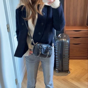 Svart kappa - Svart höst kappa i xxs/xs bilderna är lånade men egna bilder finns! Köpt på Lindex för några år sedan och passar mig perfekt som är 157! Kan sänka priset vid snabb och smidig affär!