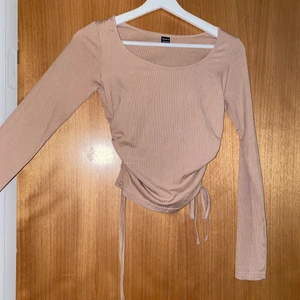 Rosa långärmad topp - En gammalrosa topp från Shein. Figursydd  Snören på sidan. Använd 1 gång. Stl S