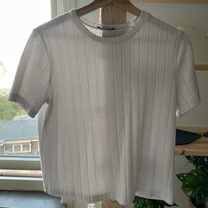 Ribbed plain white top from Zara in perfect condition! price includes the shipping!