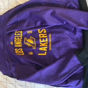 Adidas - Lila lakers kofta