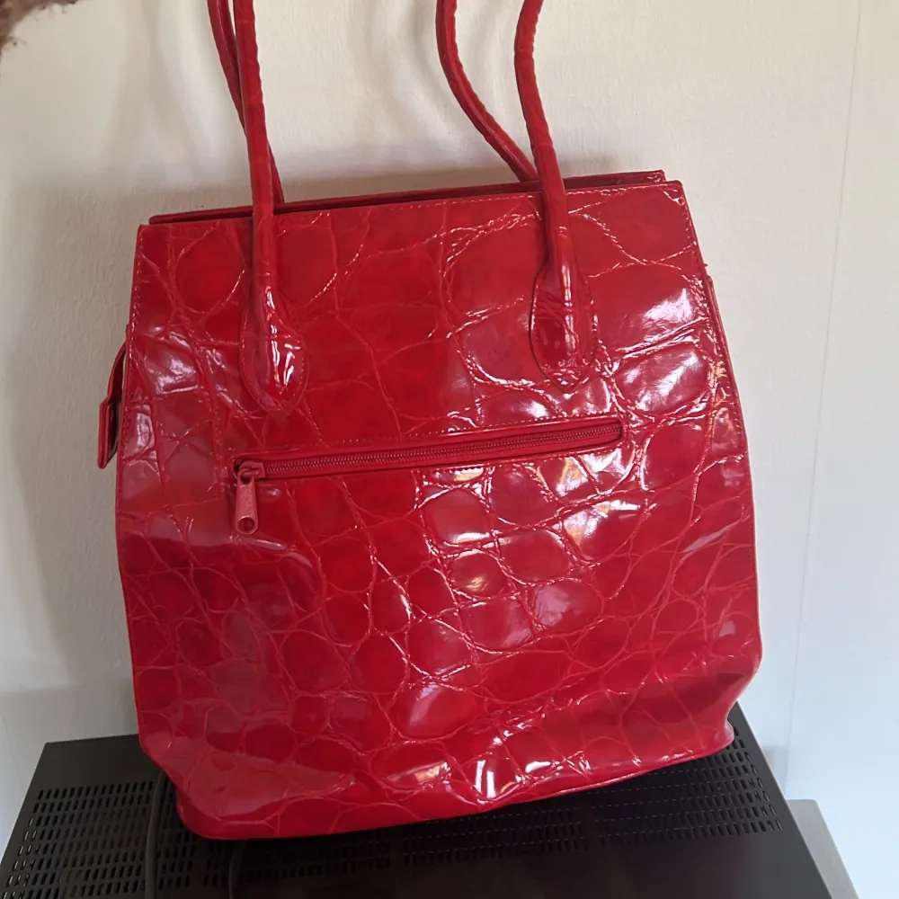 Röd Retro handväska nästintill oanvänd från Björn Borg men längre axelband.  200kr plus frakt. Priset går att diskutera om snabb affär Kan även mötas upp i Ulricehamn och eventuellt borås. Väskor.