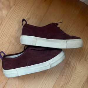 Röda Eytys  - Säljer mina mörkröda eytys i storlek 37! Skriv för fler bilder!