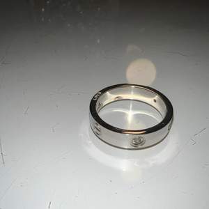 En ring från cartier i silver, AAA- kopia. 