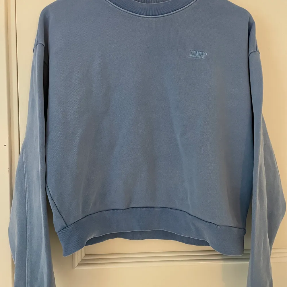 Blå sweatshirt från Levi’s💙I fint skick, oversized. Nypris: 750kr . Tröjor & Koftor.