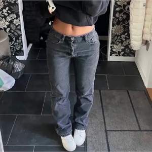 Säljer mina lågmidjade, slutsålda Zara jeans i stolek 36. Sparsamt använda men har, som ni ser på sista bilden, fått ett hål vid midjan. Det går säkert att laga då det är väldigt litet!! Perfekt längd på mig som är 170!! 💖💖 (första bilden är lånad)