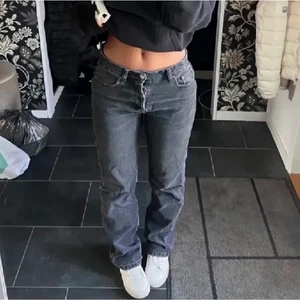 Zara jeans - Säljer mina lågmidjade, slutsålda Zara jeans i stolek 36. Sparsamt använda men har, som ni ser på sista bilden, fått ett hål vid midjan. Det går säkert att laga då det är väldigt litet!! Perfekt längd på mig som är 170!! 💖💖 (första bilden är lånad)