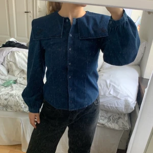 Topp otherstories - Hej!! Jag säljer denna fina toppen från otherstories. Köpt förra hösten och använts några gången. Väldigt fint skick. 💗🌸🥰 