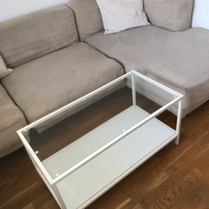 Vardagsrums bord - Vitt/ glas vardagsrums bord säljes för 350:-
