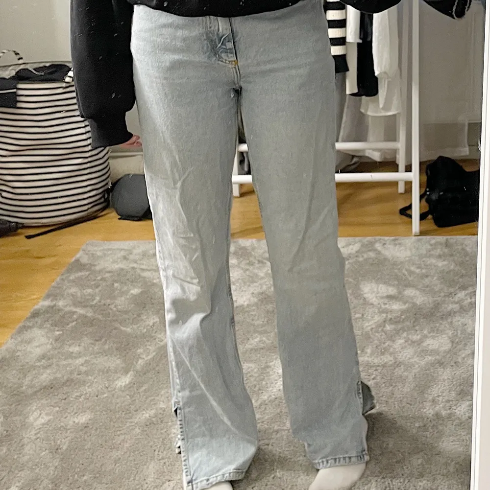 Säljer dessa fina ljusblåa jeans! Dom är strl 27 längd 32💞 jag är ca 167 cm lång, dom är stretchiga men skulle säga att dom e relativt små i storleken så jag vanligtvis har strl 25-26 i jeans!💞 köptes i våras och använda ca 2 ggr🥰. Jeans & Byxor.