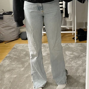 Jeans - Säljer dessa fina ljusblåa jeans! Dom är strl 27 längd 32💞 jag är ca 167 cm lång, dom är stretchiga men skulle säga att dom e relativt små i storleken så jag vanligtvis har strl 25-26 i jeans!💞 köptes i våras och använda ca 2 ggr🥰