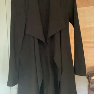 Svart kappa  - Fin svart kappa från Vero Moda som jag ska sälja pågrund att jag aldrig använder den💗 Den är i vädligt gott sick för inte använd mycket. Storlek Xs💗 Nypris 600kr säljer för 200kr💗